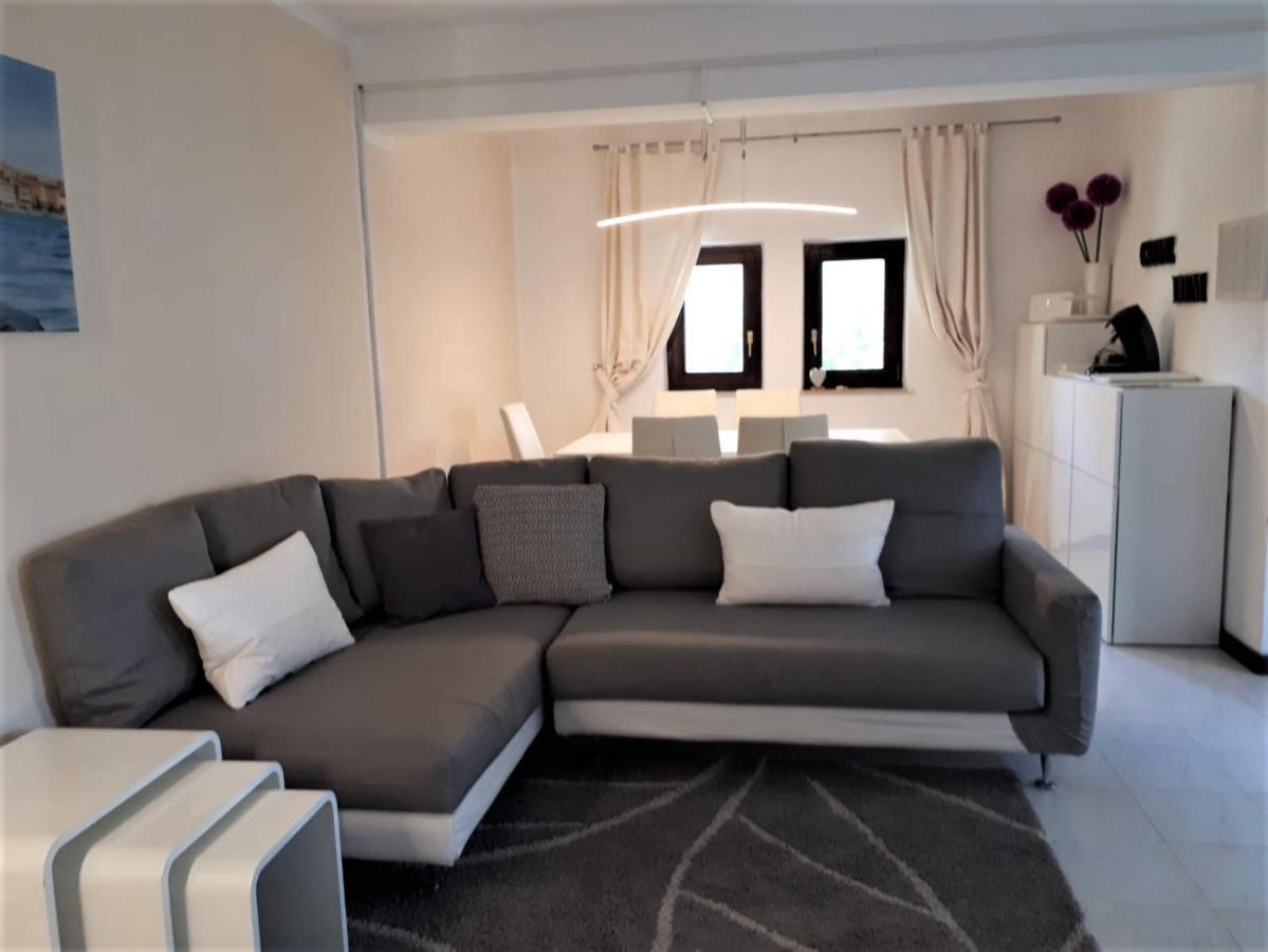 Apartmen Relax 200 M T Beach ロヴィニ エクステリア 写真